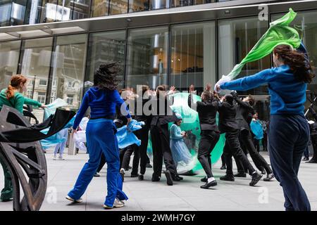 London, Großbritannien. Februar 2024. Klimaaktivisten von Müttern protestieren vor Lloyds of London als Teil einer Reihe von Aktionen von Extinction Rebellion und Sunrise's versichern unsere Zukunft und heben die Rolle der globalen Versicherungsbranche bei der Unterstützung neuer Projekte für fossile Brennstoffe hervor. Quelle: Mark Kerrison/Alamy Live News Stockfoto