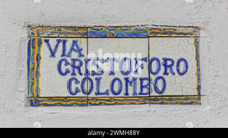 Capri, Italien - 26. Juni 2014: Berühmter italienischer Entdecker und Navigator Christopher Columbus Street Schild an der Inselmauer. Stockfoto