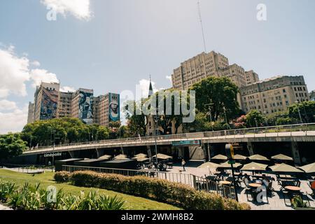 Buenos Aires, Argentinien - 17. september 2023 gemalte Wandfassade des Krankenhauses de Clinicas Jose de San Martin. Hochwertige Fotos Stockfoto