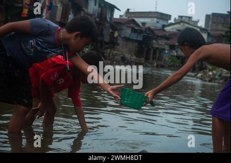 Indonesien. Februar 2024. Am 26. Februar 2024 wurden Jungen im Deli River River in Medan, North Sumatra, Indonesien, gespielt. Jedes Jahr werden rund 8 Millionen Tonnen Plastik ins Meer geworfen. Auf Indonesien entfallen nach Schätzungen des Indonesian Institute of Sciences mehr als 600.000 Tonnen. Foto: Sutanta Aditya/ABACAPRESS.COM Credit: Abaca Press/Alamy Live News Stockfoto