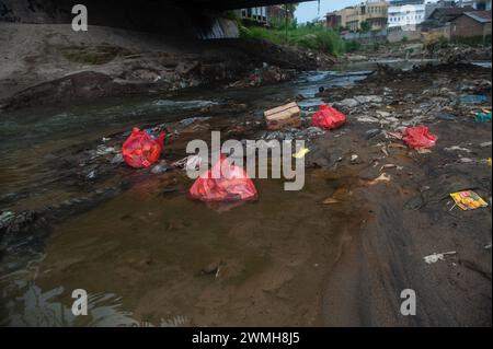 Indonesien. Februar 2024. Der Deli River, der am 26. Februar 2024 in Medan, Nord-Sumatra, Indonesien, durch Kunststoffabfälle verschmutzt ist. Jedes Jahr werden rund 8 Millionen Tonnen Plastik ins Meer geworfen. Auf Indonesien entfallen nach Schätzungen des Indonesian Institute of Sciences mehr als 600.000 Tonnen. Foto: Sutanta Aditya/ABACAPRESS.COM Credit: Abaca Press/Alamy Live News Stockfoto