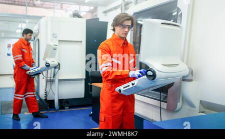 Maschinenbauingenieur mit Koordinatenmessgerät CMM-Messtechnologien an der Produktionslinie in der Industriefabrik. Stockfoto