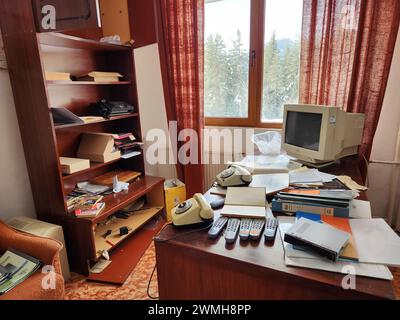 Schreibtisch mit Laptop und persönlichen Gegenständen Stockfoto