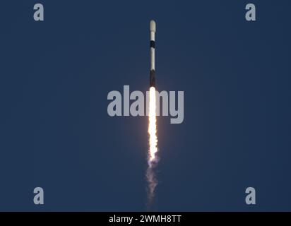 Cape Canaveral, USA. Februar 2024. An einem klaren blauen Himmel startet SpaceX am 25. Februar 2024 um 17:06 Uhr ihre Starlink 6-39 Mission. SpaceX 18. Start bis heute 2024 erste Stufe B-1069 13. Flug mit Abflug von SLC-40 Cape Canaveral Florida Brevard County, USA. (Foto: Scott Schilke/SipaUSA) Credit: SIPA USA/Alamy Live News Stockfoto