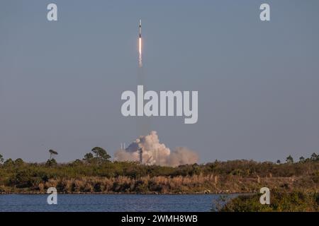 Cape Canaveral, USA. Februar 2024. An einem klaren blauen Himmel startet SpaceX am 25. Februar 2024 um 17:06 Uhr ihre Starlink 6-39 Mission. SpaceX 18. Start bis heute 2024 erste Stufe B-1069 13. Flug mit Abflug von SLC-40 Cape Canaveral Florida Brevard County, USA. (Foto: Scott Schilke/SipaUSA) Credit: SIPA USA/Alamy Live News Stockfoto