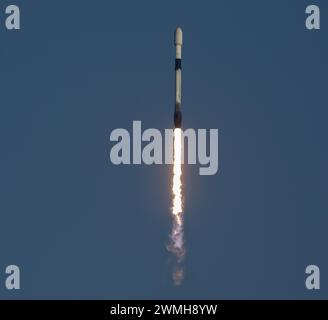 Cape Canaveral, USA. Februar 2024. An einem klaren blauen Himmel startet SpaceX am 25. Februar 2024 um 17:06 Uhr ihre Starlink 6-39 Mission. SpaceX 18. Start bis heute 2024 erste Stufe B-1069 13. Flug mit Abflug von SLC-40 Cape Canaveral Florida Brevard County, USA. (Foto: Scott Schilke/SipaUSA) Credit: SIPA USA/Alamy Live News Stockfoto