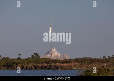 Cape Canaveral, USA. Februar 2024. An einem klaren blauen Himmel startet SpaceX am 25. Februar 2024 um 17:06 Uhr ihre Starlink 6-39 Mission. SpaceX 18. Start bis heute 2024 erste Stufe B-1069 13. Flug mit Abflug von SLC-40 Cape Canaveral Florida Brevard County, USA. (Foto: Scott Schilke/SipaUSA) Credit: SIPA USA/Alamy Live News Stockfoto