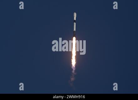 Cape Canaveral, USA. Februar 2024. An einem klaren blauen Himmel startet SpaceX am 25. Februar 2024 um 17:06 Uhr ihre Starlink 6-39 Mission. SpaceX 18. Start bis heute 2024 erste Stufe B-1069 13. Flug mit Abflug von SLC-40 Cape Canaveral Florida Brevard County, USA. (Foto: Scott Schilke/SipaUSA) Credit: SIPA USA/Alamy Live News Stockfoto