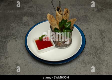 Thailändisches Essen. Vegetarische Frühlingsrollen Stockfoto