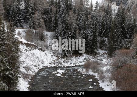 Winterblick auf den River Arc in Val-Cenis, Frankreich Stockfoto