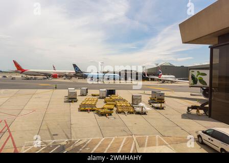 Roissy, Frankreich, Weitwinkelansicht, außerhalb der internationalen Flugzeuge auf Tarmac am Flughafen Roissy-Charles-de-Gaulle, Cargo Paris Stockfoto