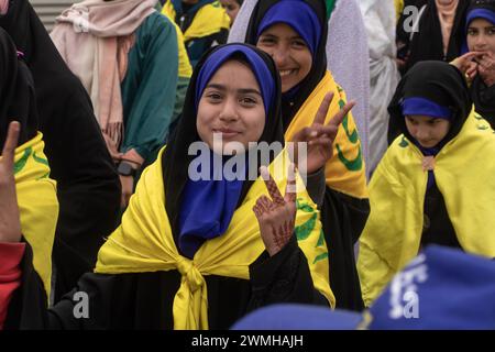 Budgam, Jammu Und Kaschmir, Indien. Februar 2024. Ein schiitisches Mädchen sieht zu, als sie an der Kundgebung von Shaabaniya teilnimmt, die die Geburt von Imam al-Mahdi in Budgam markiert. Die Veranstaltung findet weltweit am 15. Sha'aban statt, dem achten Monat des islamischen Kalenders, um der Geburt des letzten schiitischen Imams, Muhammad al-Mahdi, zu gedenken. der glaubt, dass er nach Ansicht der schiitischen Muslime vor dem Ende der Zeit auftaucht, um der Welt Frieden und Gerechtigkeit zu bringen. Quelle: ZUMA Press, Inc./Alamy Live News Stockfoto