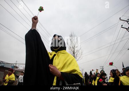 Budgam, Jammu Und Kaschmir, Indien. Februar 2024. Ein schiitisches Mädchen hält eine Rose während der Kundgebung von Shaabaniya, die die Geburt von Imam al-Mahdi in Budgam markiert. Die Veranstaltung findet weltweit am 15. Sha'aban statt, dem achten Monat des islamischen Kalenders, um der Geburt des letzten schiitischen Imams, Muhammad al-Mahdi, zu gedenken. der glaubt, dass er nach Ansicht der schiitischen Muslime vor dem Ende der Zeit auftaucht, um der Welt Frieden und Gerechtigkeit zu bringen. Quelle: ZUMA Press, Inc./Alamy Live News Stockfoto