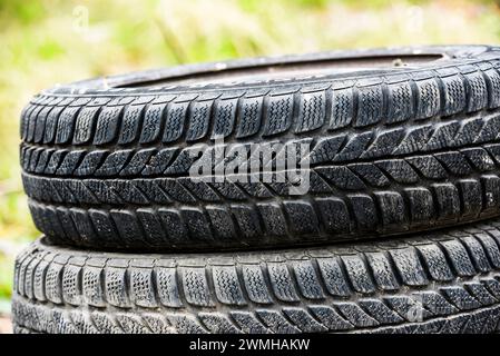 Alte, abgenutzte Reifen liegen übereinander. Stockfoto