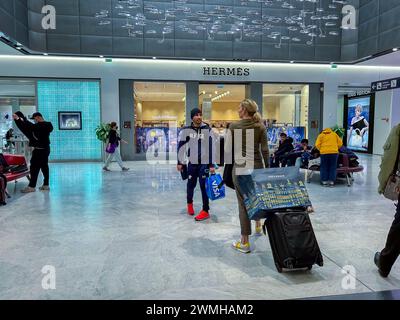 Roissy, Frankreich, Crowd People, Weitwinkelblick, im internationalen Flughafengebäude, Charles-de-Gaulle International Airport, Traveling Hermés Shop, Stockfoto