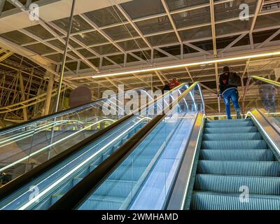 Roissy, Frankreich, Low Angle, Mann, Touristen, wir ziehen nach oben, im Gebäude, Charles-de-Gaulle International Airport, Reisender Escalator Stockfoto