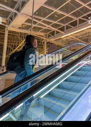 Roissy, Frankreich, Menschen Touristen, innen, Charles-de-Gaulle International Airport, Frau, die nach oben reist, Eskalator Stockfoto