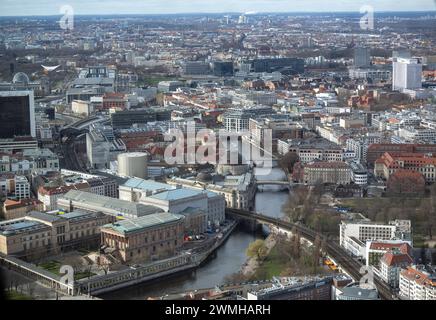 Berlin, Deutschland. Februar 2024. Blick auf die Innenstadt mit Museumsinsel (l) und Spree, aufgenommen bei einer Pressekonferenz zur Präsentation der Tourismusbilanz des Statistischen Amtes Berlin-Brandenburg. Die Tourismusindustrie in Berlin erholt sich weiter. Im vergangenen Jahr besuchten 12,1 Millionen Gäste die Hauptstadt und verbuchten 29,6 Millionen Übernachtungen. Quelle: Monika Skolimowska/dpa/Alamy Live News Stockfoto