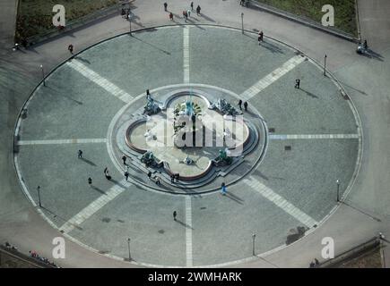 Berlin, Deutschland. Februar 2024. Blick auf den Neptunbrunnen am Alexanderplatz, aufgenommen bei einer Pressekonferenz zur Präsentation der Tourismusbilanz des Statistischen Amtes Berlin-Brandenburg. Quelle: Monika Skolimowska/dpa/Alamy Live News Stockfoto