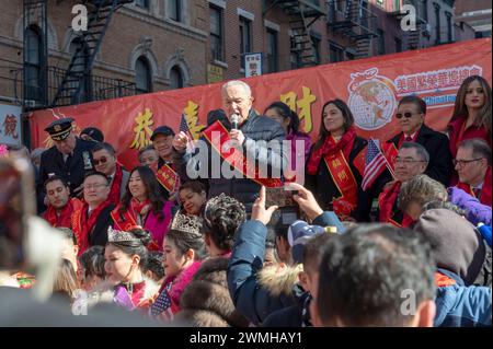 New York, New York, USA. Februar 2024. (NEU) Chinatown Lunar Neujahrsparade. 25. Februar 2024, New York, USA: Der Mehrheitsführer des US-Senats, Chuck Schumer, spricht bei der jährlichen Lunar New Year Parade am 25. Februar 2024 in Chinatown. Die Menschen versammelten sich, um die 26. Jährliche Mondumparade zu genießen und zu feiern, die dem Ende der 15 Tage zu Ehren des ersten Neumondes auf dem Mondkalender gedenkt. 2024 ist das "Jahr des Drachen". (Foto: M10s/TheNews2) (Foto: M10s/Thenews2/Zumapress) (Foto: © Ron Adar/TheNEWS2 via ZUMA Press Stockfoto