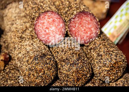 Serbische traditionell hergestellte und rauchgetrocknete Würstchen auf einem Bauernmarkt im Dorf Kacarevo, jährliches Festival mit Gastro-Speck und Trockenfleischprodukten Stockfoto