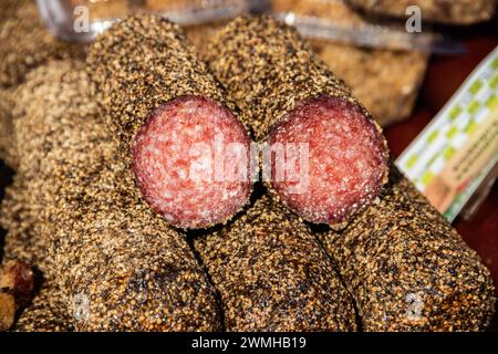 Serbische traditionell hergestellte und rauchgetrocknete Würstchen auf einem Bauernmarkt im Dorf Kacarevo, jährliches Festival mit Gastro-Speck und Trockenfleischprodukten Stockfoto