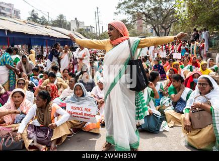 Tausende von Anganwadi-Arbeitern erheben am 26. Februar 2024 in Guwahati, Assam, Indien, einen Protest, der eine Erhöhung ihrer Löhne fordert. Quelle: David Talukdar/Alamy Live News Stockfoto