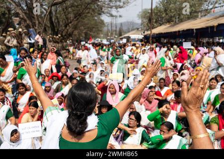 Tausende von Anganwadi-Arbeitern erheben am 26. Februar 2024 in Guwahati, Assam, Indien, einen Protest, der eine Erhöhung ihrer Löhne fordert. Quelle: David Talukdar/Alamy Live News Stockfoto