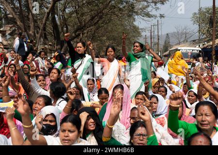 Tausende von Anganwadi-Arbeitern erheben am 26. Februar 2024 in Guwahati, Assam, Indien, einen Protest, der eine Erhöhung ihrer Löhne fordert. Quelle: David Talukdar/Alamy Live News Stockfoto