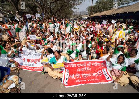 Tausende von Anganwadi-Arbeitern erheben am 26. Februar 2024 in Guwahati, Assam, Indien, einen Protest, der eine Erhöhung ihrer Löhne fordert. Quelle: David Talukdar/Alamy Live News Stockfoto
