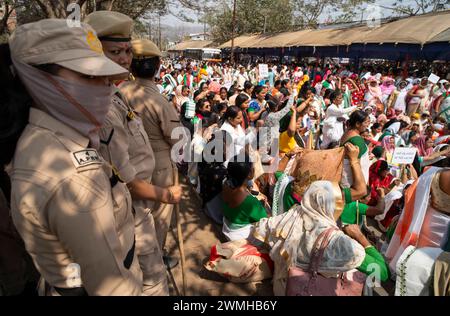 Tausende von Anganwadi-Arbeitern erheben am 26. Februar 2024 in Guwahati, Assam, Indien, einen Protest, der eine Erhöhung ihrer Löhne fordert. Quelle: David Talukdar/Alamy Live News Stockfoto