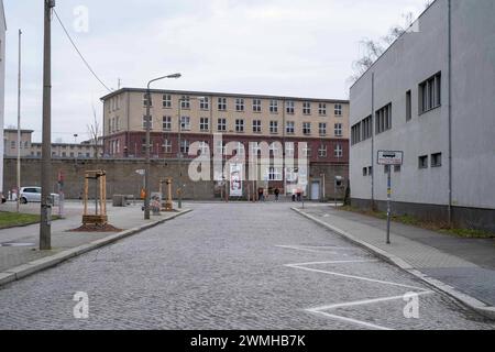 Gedenkstätte Berlin-Hohenschönhausen auf dem Gelände der ehemaligen zentralen Untersuchungshaftanstalt des Ministeriums für Staatssicherheit der DDR Stasi in Berlin-Alt-Hohenschönhausen. / Gedenkstätte Berlin-Hohenschönhausen an der Stelle des ehemaligen Zentralgefängnisses des DDR-Ministeriums für Staatssicherheit Stasi in Berlin-Alt-Hohenschönhausen. Gedenkstätte Hohenschönhausen *** Gedenkstätte Berlin Hohenschönhausen an der Stelle des ehemaligen Zentralgefängnisses des Ministeriums für Staatssicherheit der DDR Stasi in Berlin Alt Hohenschönhausen Berlin Gedenkstätte Hohenschönhausen an der Stelle des ehemaligen Zentrums Stockfoto