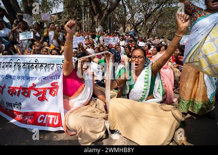 Tausende von Anganwadi-Arbeitern erheben am 26. Februar 2024 in Guwahati, Assam, Indien, einen Protest, der eine Erhöhung ihrer Löhne fordert. Quelle: David Talukdar/Alamy Live News Stockfoto