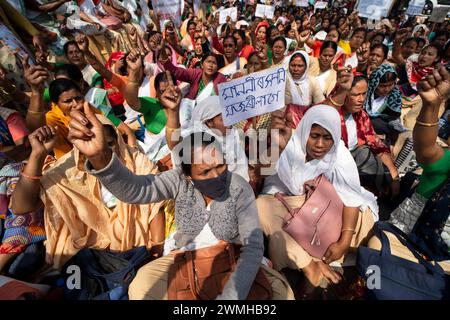 Tausende von Anganwadi-Arbeitern erheben am 26. Februar 2024 in Guwahati, Assam, Indien, einen Protest, der eine Erhöhung ihrer Löhne fordert. Quelle: David Talukdar/Alamy Live News Stockfoto