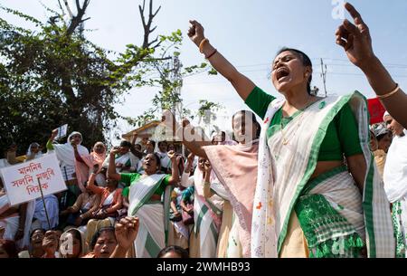 Tausende von Anganwadi-Arbeitern erheben am 26. Februar 2024 in Guwahati, Assam, Indien, einen Protest, der eine Erhöhung ihrer Löhne fordert. Quelle: David Talukdar/Alamy Live News Stockfoto