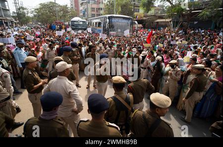Tausende von Anganwadi-Arbeitern erheben am 26. Februar 2024 in Guwahati, Assam, Indien, einen Protest, der eine Erhöhung ihrer Löhne fordert. Quelle: David Talukdar/Alamy Live News Stockfoto