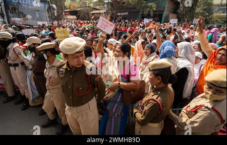Tausende von Anganwadi-Arbeitern erheben am 26. Februar 2024 in Guwahati, Assam, Indien, einen Protest, der eine Erhöhung ihrer Löhne fordert. Quelle: David Talukdar/Alamy Live News Stockfoto