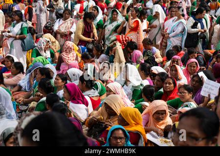 Tausende von Anganwadi-Arbeitern erheben am 26. Februar 2024 in Guwahati, Assam, Indien, einen Protest, der eine Erhöhung ihrer Löhne fordert. Quelle: David Talukdar/Alamy Live News Stockfoto