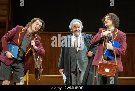 l-r: James Atkinson (Guglielmo), Jose Fardilha (Don Alfonso), Egor Zhuravskii (Ferrando) in COSI FAN TUTTE an der Welsh National Opera (WNO), Wales Millennium Centre, Cardiff, Wales 24/02/2024 Musik: Mozart Libretto: Da Ponte Dirigent: Tomas Hanus Design: Jemima Robinson Beleuchtung: Mark Jonathan Bewegung: Michael Spenceley Regisseur: Max Hoehn Stockfoto