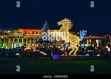 20.12.2023 Stuttgart, KEIMFIGUR eines Pferdes in Stuttgart Mitte und Weihnachtsbaum dahinter und Weihnachtsmarkt (Stände): 5 Tage vor Weihnachten! Stockfoto