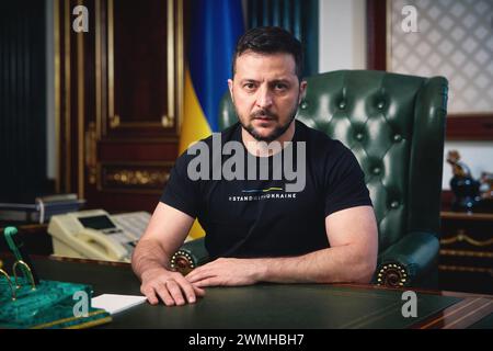 Kiew, Ukraine - 22. September 2022: Ukrainischer Präsident Wolodymyr Zelenskij sitzt an seinem Schreibtisch im Präsidialbüro vor der Kamera Stockfoto