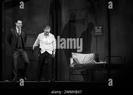 MARTIN FREEMAN, DANY DYER, PINTER PLAY, LONDON, 2019: Die Schauspieler Martin Freeman und Danny Dyer in The Early Harold Pinter Play A Dumb Kellner (1958) nehmen am 6. Februar 2019 ihren Vorhangaufruf im Pinter Theatre in London auf. Foto: Rob Watkins. INFO: 'Der dumme Kellner' von Harold Pinter ist ein Einaktspiel, das sich mit Themen von Existentialismus und Absurdität beschäftigt. Es spielt in einem Keller und folgt zwei Auftragsmännern, die auf ihren nächsten Auftrag warten, indem sie kryptische Nachrichten von einem unsichtbaren Arbeitgeber navigieren, was zu Spannungen und existenziellen Fragen führt. Stockfoto