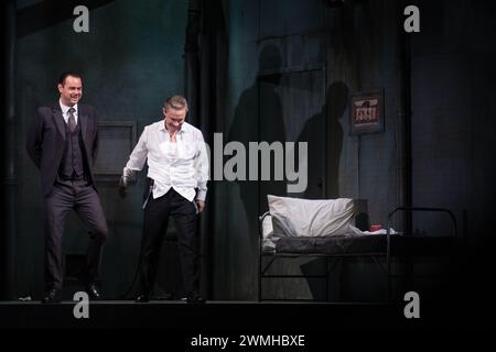 MARTIN FREEMAN, DANY DYER, PINTER PLAY, LONDON, 2019: Die Schauspieler Martin Freeman und Danny Dyer in The Early Harold Pinter Play A Dumb Kellner (1958) nehmen am 6. Februar 2019 ihren Vorhangaufruf im Pinter Theatre in London auf. Foto: Rob Watkins. INFO: 'Der dumme Kellner' von Harold Pinter ist ein Einaktspiel, das sich mit Themen von Existentialismus und Absurdität beschäftigt. Es spielt in einem Keller und folgt zwei Auftragsmännern, die auf ihren nächsten Auftrag warten, indem sie kryptische Nachrichten von einem unsichtbaren Arbeitgeber navigieren, was zu Spannungen und existenziellen Fragen führt. Stockfoto