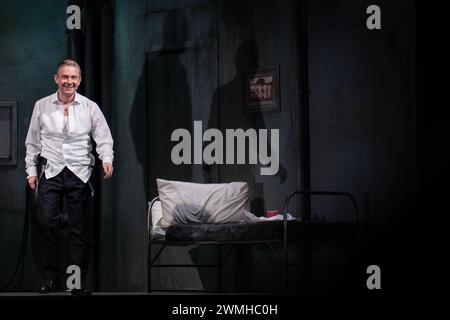 SCHAUSPIELER MARTIN FREEMAN, PINTER PLAY, LONDON, 2019: Martin Freeman im frühen Harold Pinter-Stück The Dumb Kellner (1958) nimmt am 6. Februar 2019 einen Vorhangaufruf im Pinter Theatre in London. Foto: Rob Watkins. INFO: 'Der dumme Kellner' von Harold Pinter ist ein Einaktspiel, das sich mit Themen von Existentialismus und Absurdität beschäftigt. Es spielt in einem Keller und folgt zwei Auftragsmännern, die auf ihren nächsten Auftrag warten, indem sie kryptische Nachrichten von einem unsichtbaren Arbeitgeber navigieren, was zu Spannungen und existenziellen Fragen führt. Stockfoto