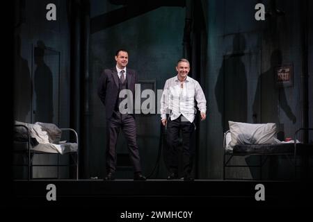 MARTIN FREEMAN, DANY DYER, PINTER PLAY, LONDON, 2019: Die Schauspieler Martin Freeman und Danny Dyer in The Early Harold Pinter Play A Dumb Kellner (1958) nehmen am 6. Februar 2019 ihren Vorhangaufruf im Pinter Theatre in London auf. Foto: Rob Watkins. INFO: 'Der dumme Kellner' von Harold Pinter ist ein Einaktspiel, das sich mit Themen von Existentialismus und Absurdität beschäftigt. Es spielt in einem Keller und folgt zwei Auftragsmännern, die auf ihren nächsten Auftrag warten, indem sie kryptische Nachrichten von einem unsichtbaren Arbeitgeber navigieren, was zu Spannungen und existenziellen Fragen führt. Stockfoto