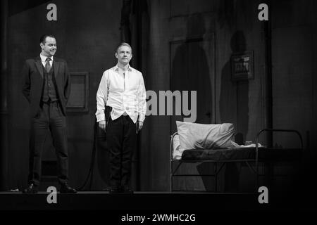 MARTIN FREEMAN, DANY DYER, PINTER PLAY, LONDON, 2019: Die Schauspieler Martin Freeman und Danny Dyer in The Early Harold Pinter Play A Dumb Kellner (1958) nehmen am 6. Februar 2019 ihren Vorhangaufruf im Pinter Theatre in London auf. Foto: Rob Watkins. INFO: 'Der dumme Kellner' von Harold Pinter ist ein Einaktspiel, das sich mit Themen von Existentialismus und Absurdität beschäftigt. Es spielt in einem Keller und folgt zwei Auftragsmännern, die auf ihren nächsten Auftrag warten, indem sie kryptische Nachrichten von einem unsichtbaren Arbeitgeber navigieren, was zu Spannungen und existenziellen Fragen führt. Stockfoto