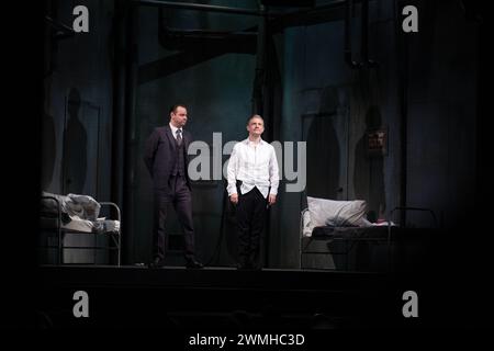 MARTIN FREEMAN, DANY DYER, PINTER PLAY, LONDON, 2019: Die Schauspieler Martin Freeman und Danny Dyer in The Early Harold Pinter Play A Dumb Kellner (1958) nehmen am 6. Februar 2019 ihren Vorhangaufruf im Pinter Theatre in London auf. Foto: Rob Watkins. INFO: 'Der dumme Kellner' von Harold Pinter ist ein Einaktspiel, das sich mit Themen von Existentialismus und Absurdität beschäftigt. Es spielt in einem Keller und folgt zwei Auftragsmännern, die auf ihren nächsten Auftrag warten, indem sie kryptische Nachrichten von einem unsichtbaren Arbeitgeber navigieren, was zu Spannungen und existenziellen Fragen führt. Stockfoto