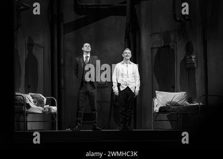 MARTIN FREEMAN, DANY DYER, PINTER PLAY, LONDON, 2019: Die Schauspieler Martin Freeman und Danny Dyer in The Early Harold Pinter Play A Dumb Kellner (1958) nehmen am 6. Februar 2019 ihren Vorhangaufruf im Pinter Theatre in London auf. Foto: Rob Watkins. INFO: 'Der dumme Kellner' von Harold Pinter ist ein Einaktspiel, das sich mit Themen von Existentialismus und Absurdität beschäftigt. Es spielt in einem Keller und folgt zwei Auftragsmännern, die auf ihren nächsten Auftrag warten, indem sie kryptische Nachrichten von einem unsichtbaren Arbeitgeber navigieren, was zu Spannungen und existenziellen Fragen führt. Stockfoto