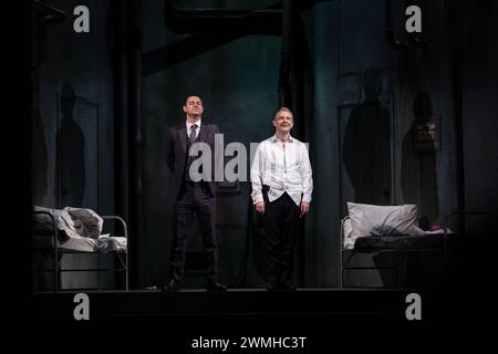 MARTIN FREEMAN, DANY DYER, PINTER PLAY, LONDON, 2019: Die Schauspieler Martin Freeman und Danny Dyer in The Early Harold Pinter Play A Dumb Kellner (1958) nehmen am 6. Februar 2019 ihren Vorhangaufruf im Pinter Theatre in London auf. Foto: Rob Watkins. INFO: 'Der dumme Kellner' von Harold Pinter ist ein Einaktspiel, das sich mit Themen von Existentialismus und Absurdität beschäftigt. Es spielt in einem Keller und folgt zwei Auftragsmännern, die auf ihren nächsten Auftrag warten, indem sie kryptische Nachrichten von einem unsichtbaren Arbeitgeber navigieren, was zu Spannungen und existenziellen Fragen führt. Stockfoto