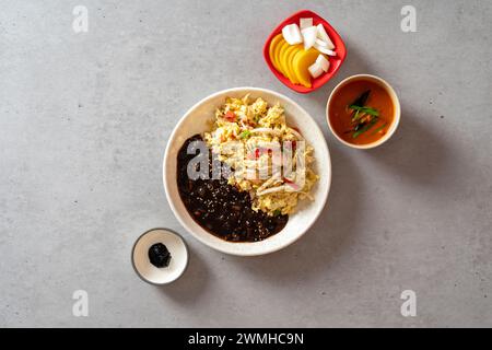 Süß-saure Schweinebohnennudeln mit chinesischer Nudeln, Gemüse und Meeresfrüchten gebratener Reis, koreanisches Gericht Stockfoto